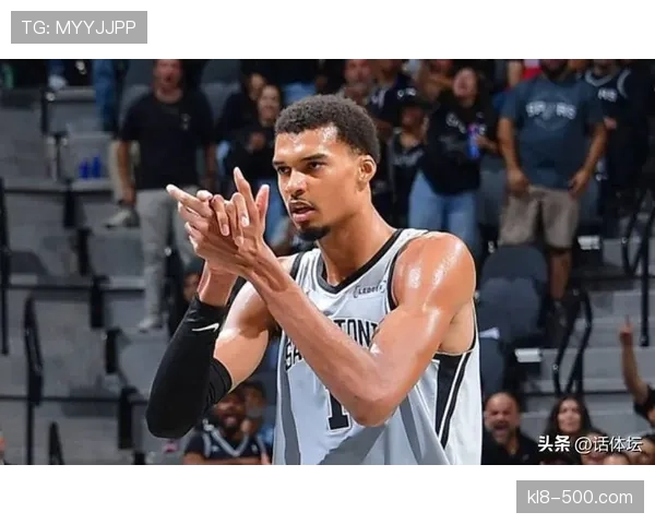 文班亚马遭遇包夹支援不足 全场仅得17分7篮板表现低迷